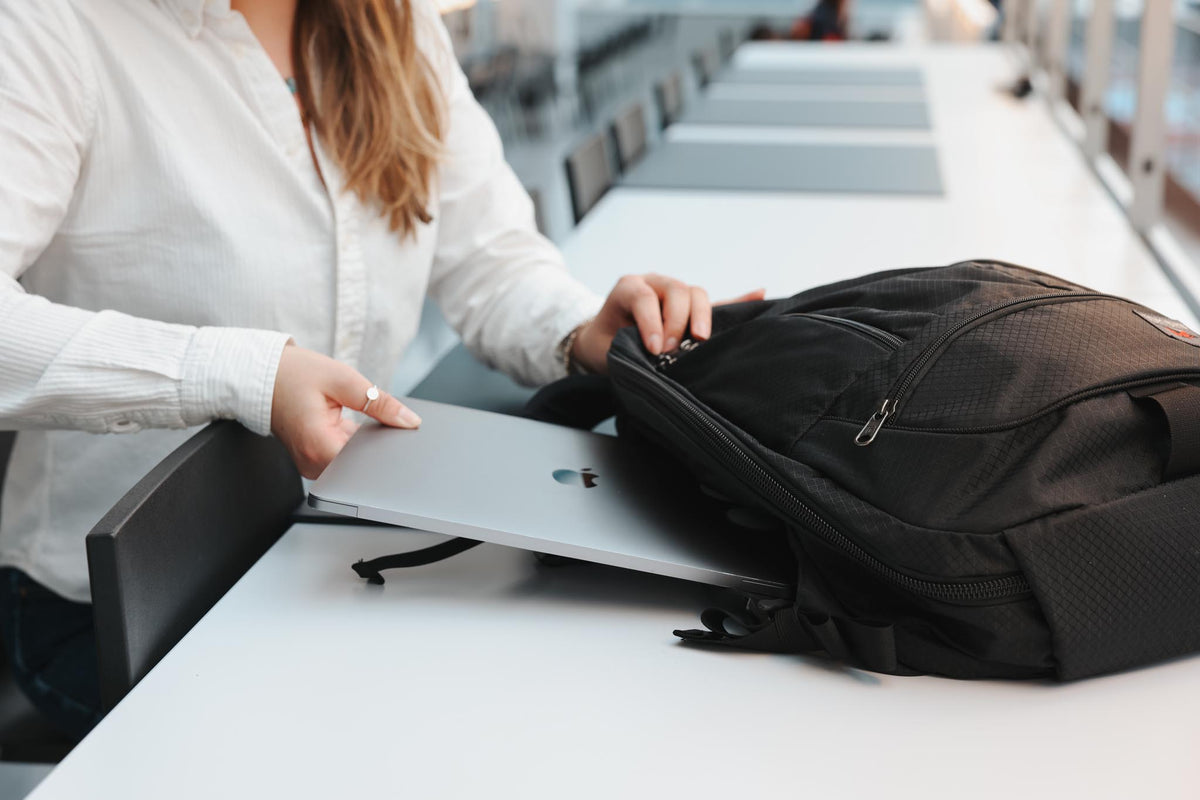 visible lifestyle^^A person putting a laptop into a Spectron Synik 26