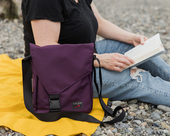 visible lifestyle^^A Medium Cafe Bag at a beach.