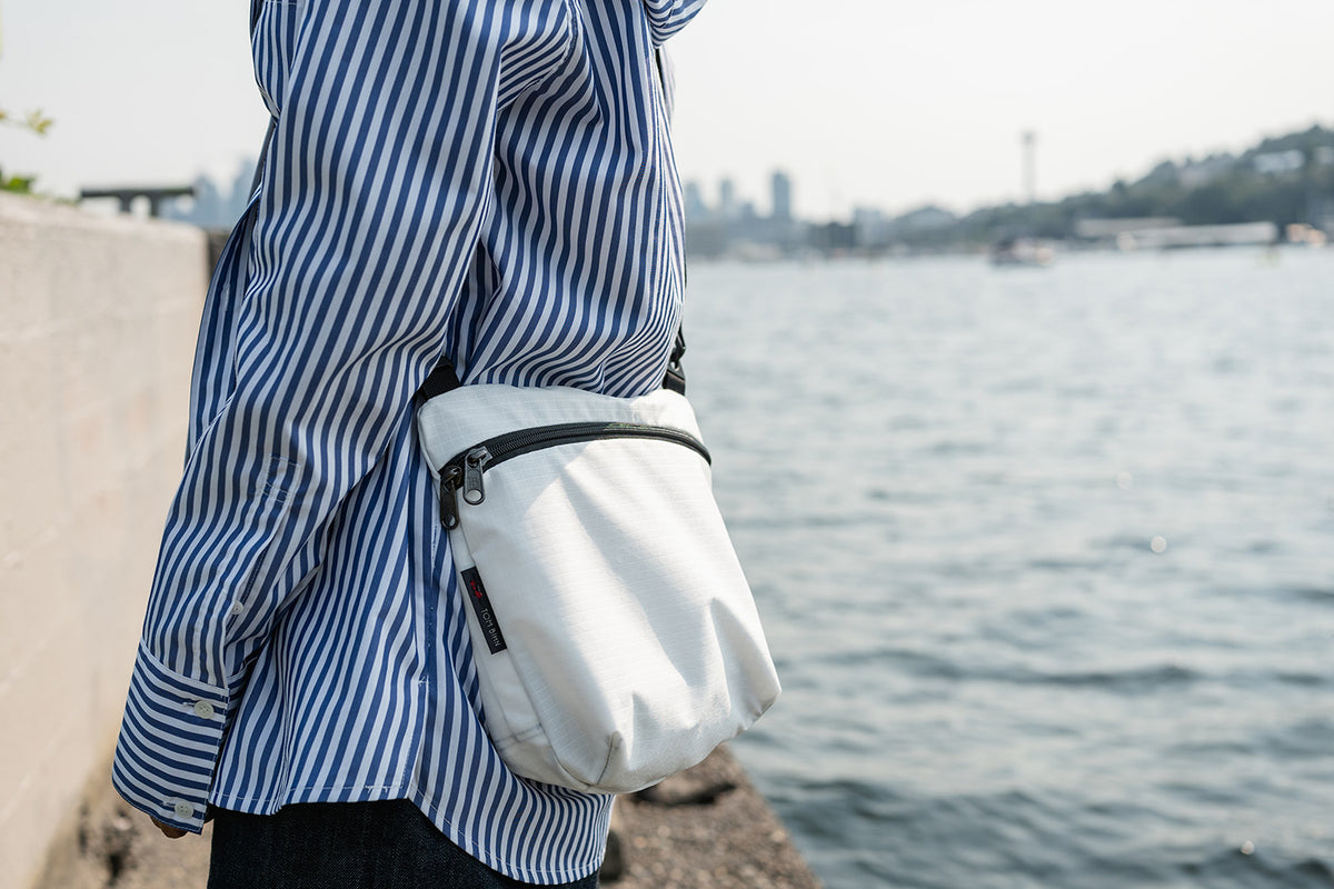 visible lifestyle^^A person wearing an Tahoma Rogue Sacoche.