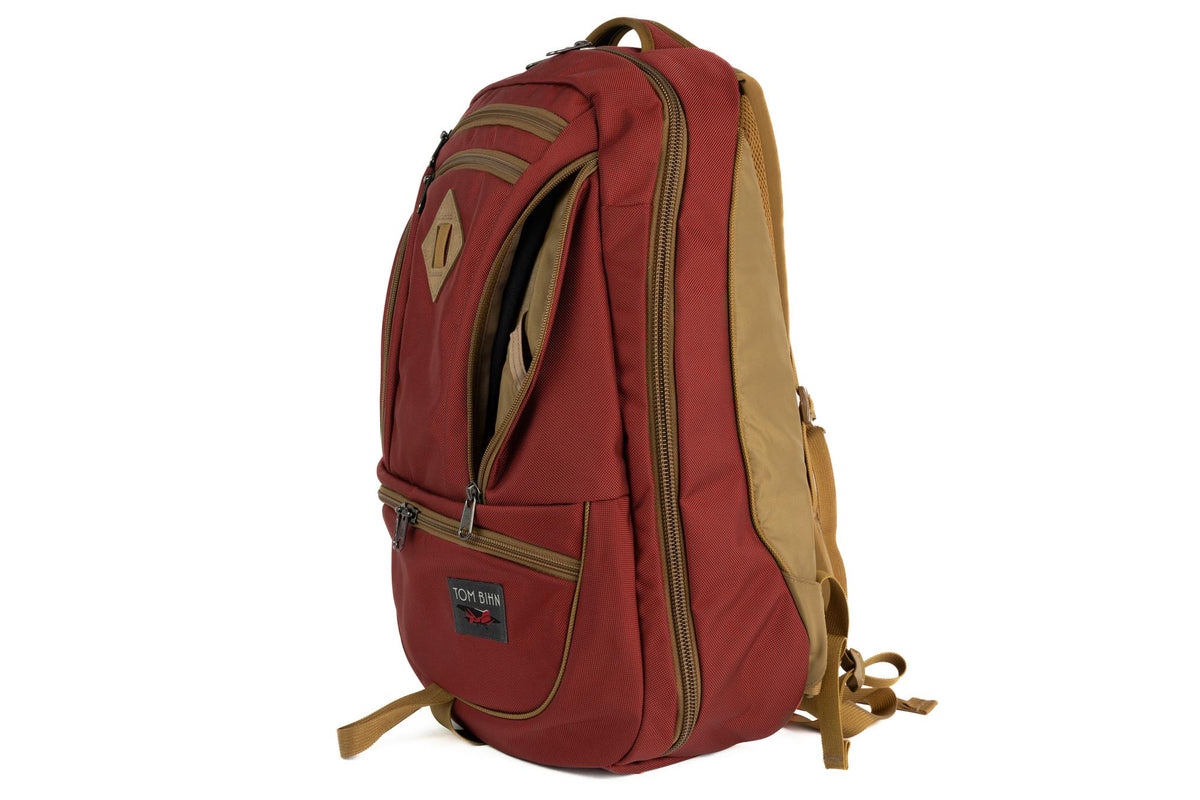 A profile shot of the Guide's Edition Synik 30 in Mars Red 630 Ballistic with Coyote 420 Parapack interior.