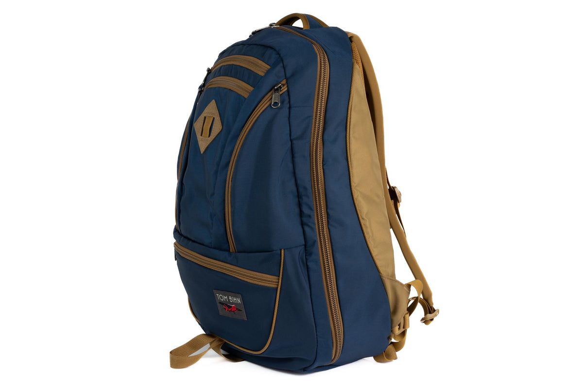 visible variant TB0183-NNCD^^The Guide's Edition Synik 30 in Navy 420 Parapack shot in profile.