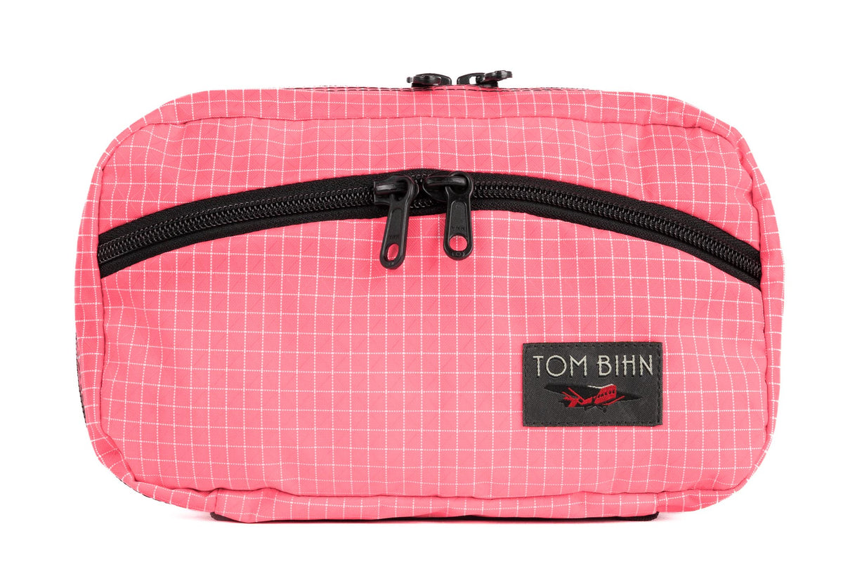 visible variant TB0419-4D^^The front of a Handy Little Thing #2 in Sakura (pale pink with white grid) 200 Halcyon showing the front zipper with two slider and logo at the bottom-right corner.