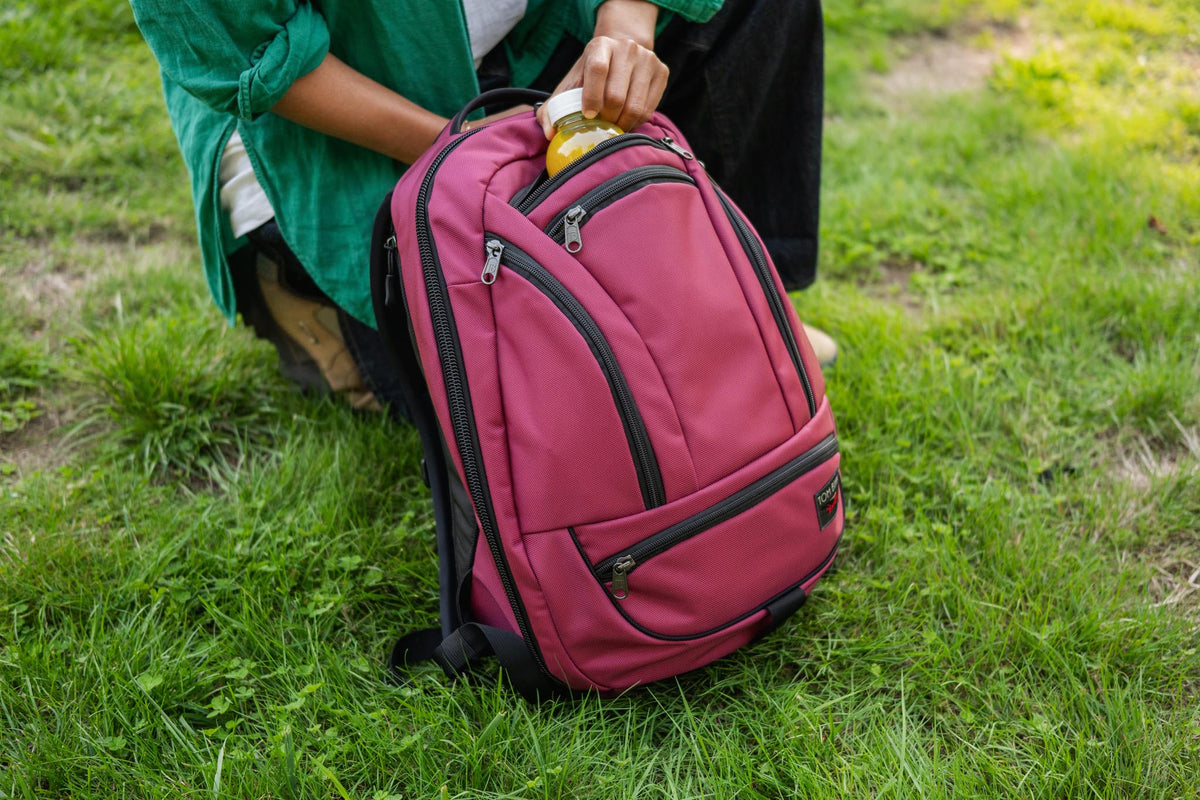visible lifestyle^^ A person retrieving a drink from the Synik 26 water bottle pocket