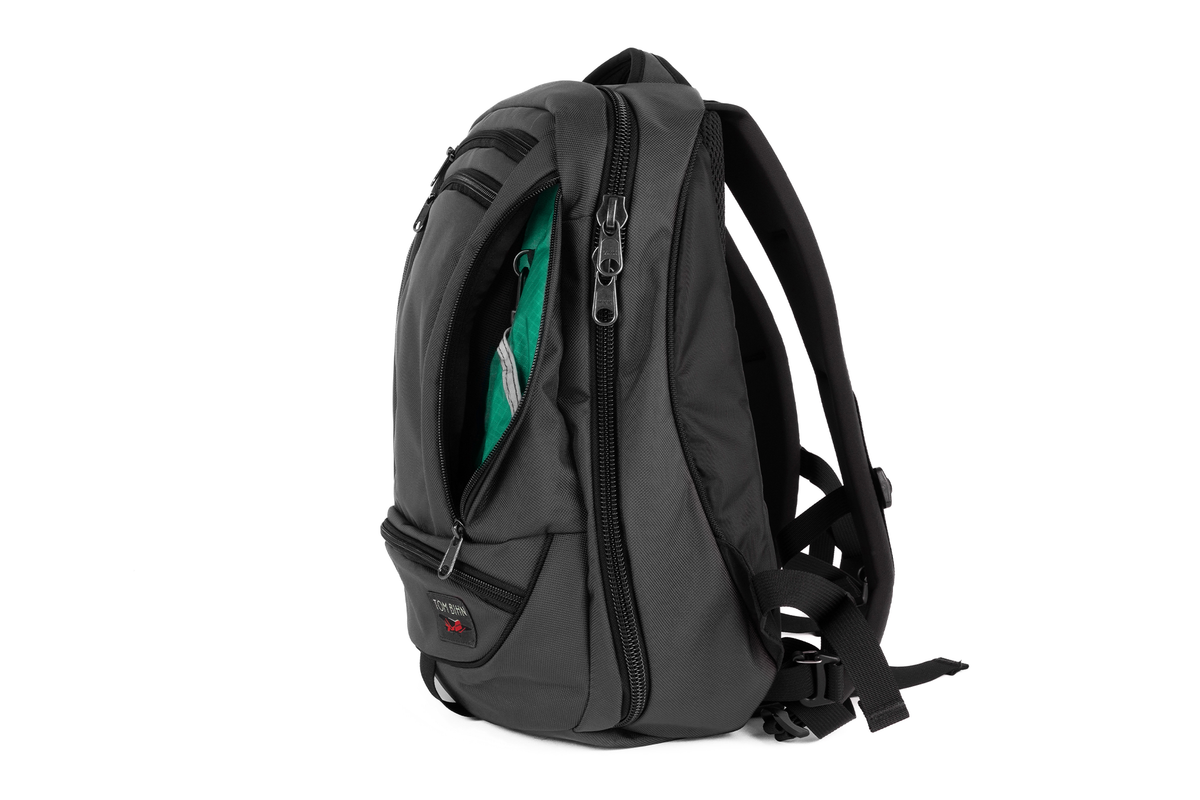 visible variant TB0120-GKEL^^Side profile of Synik 22 in Nebulous Gray with Emerald Cerylon interior