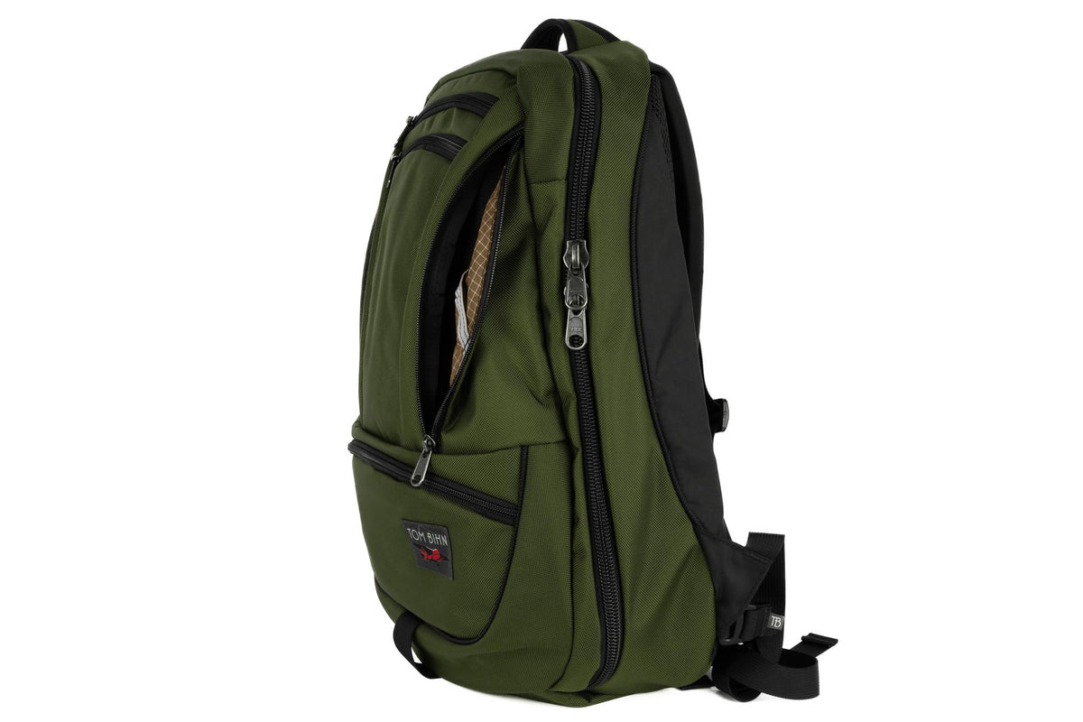 visible variant TB0121-VKCD^^The Synik 30 in Saguaro (olive green) Ballistic with a Coyote (brown with white grid) 200 Halcyon interior.