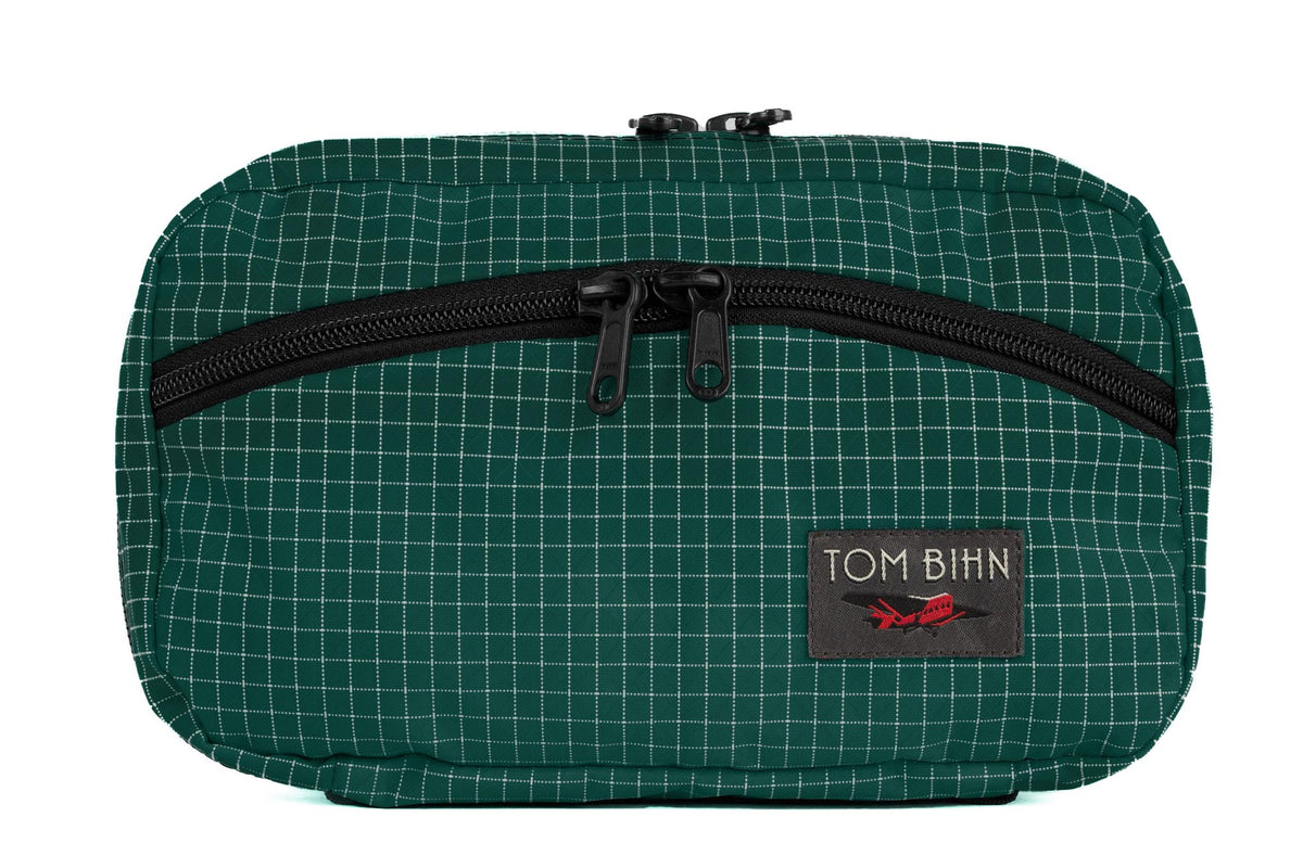 visible variant TB0419-KD^^The rear of a Handy Little Thing #2 in Sitka (dark green with white grid) 200 Halcyon showing the front zipper with two slider and logo at the bottom-right corner.