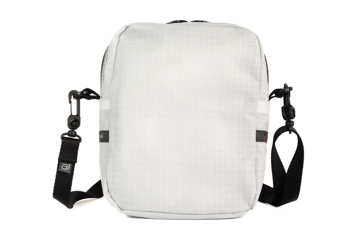 visible variant TB0416-TDGE^^The rear of an Everyday Cubelet in Tahoma Halcyon (white with a white grid) with a front zipper.