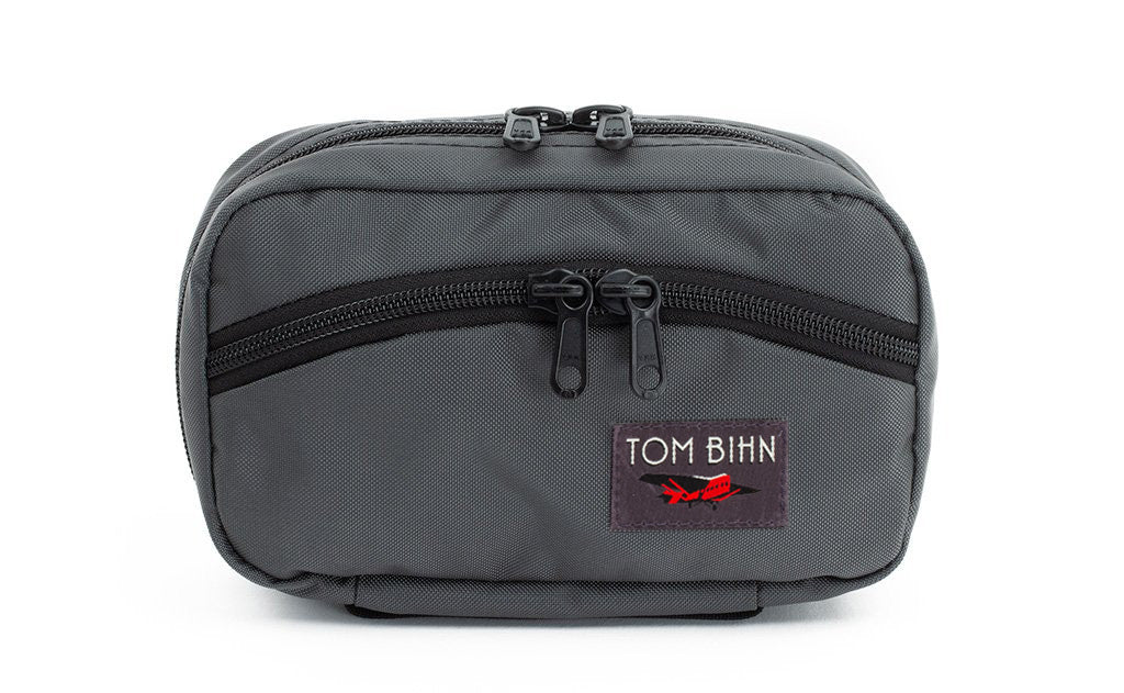 visible variant TB0418-GR^^The front of a Handy Little Thing #1 in Nebulous Grey (dark grey) 630 Recycled showing the front zipper with two slider and logo at the bottom-right corner.
