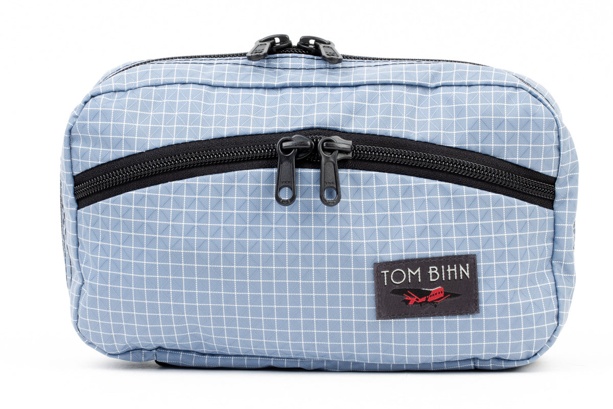 visible variant TB0419-7D^^The front of a Handy Little Thing #2 in Tidal (faded blue) 200 Halcyon showing the front zipper with two slider and logo at the bottom-right corner.