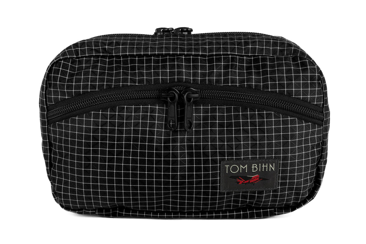 visible variant TB0419-BD^^The Handy Little Thing #2 in Black (black with white grid) 200 Halcyon showing the front zipper with two slider and logo at the bottom-right corner.