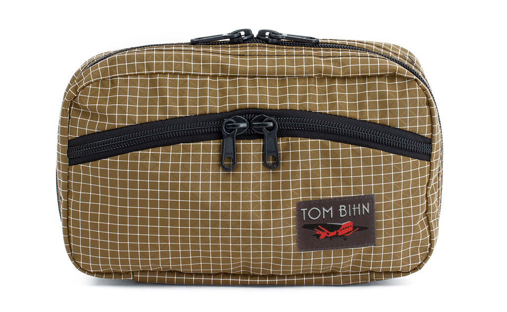 visible variant TB0419-CD^^The front of a Handy Little Thing #2 in Coyote (light brown) 200 Halcyon showing the front zipper with two slider and logo at the bottom-right corner.