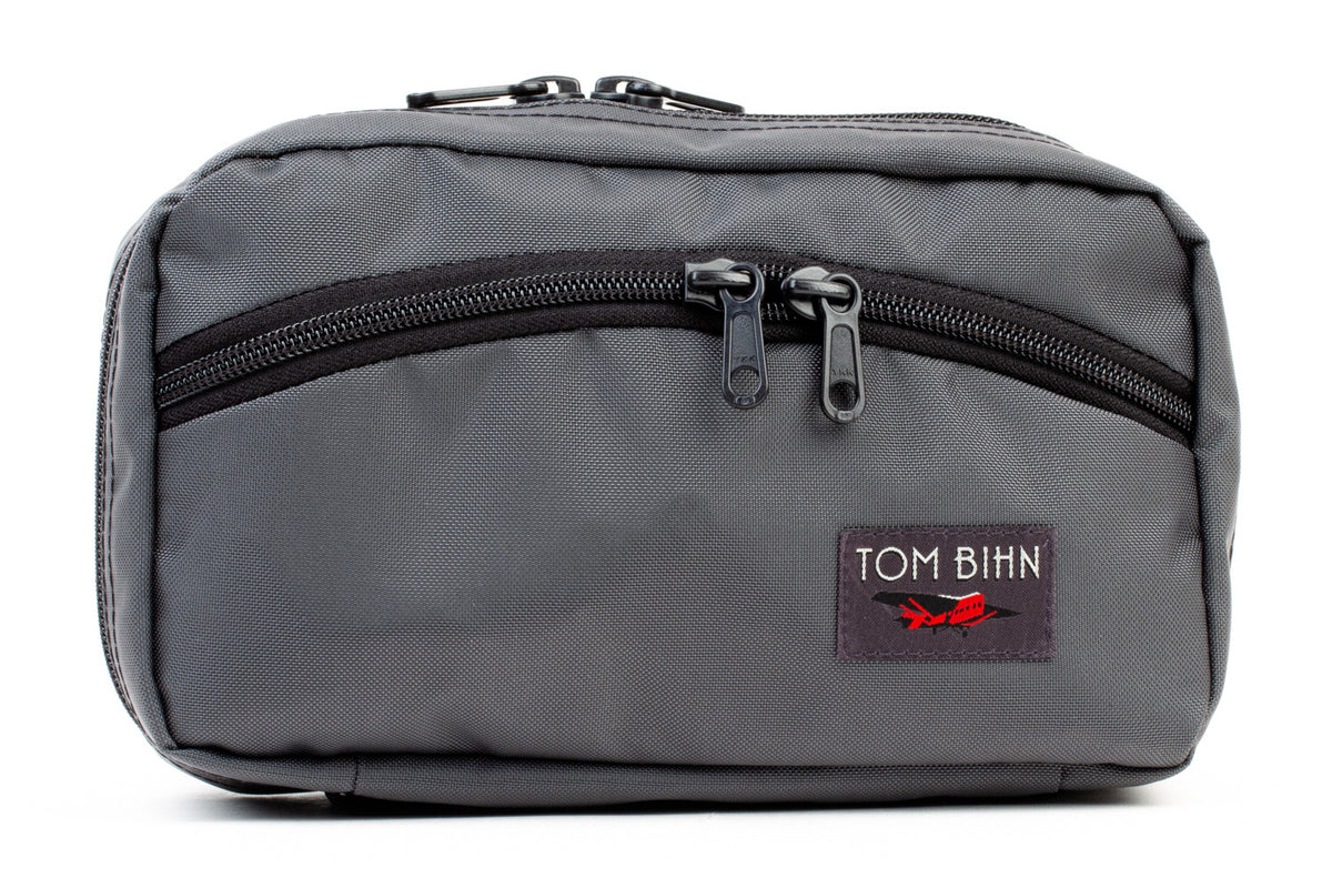 visible variant TB0419-GR^^The front of a Handy Little Thing #2 in Nebulous Grey (dark grey) 630 Recycled showing the front zipper with two slider and logo at the bottom-right corner.