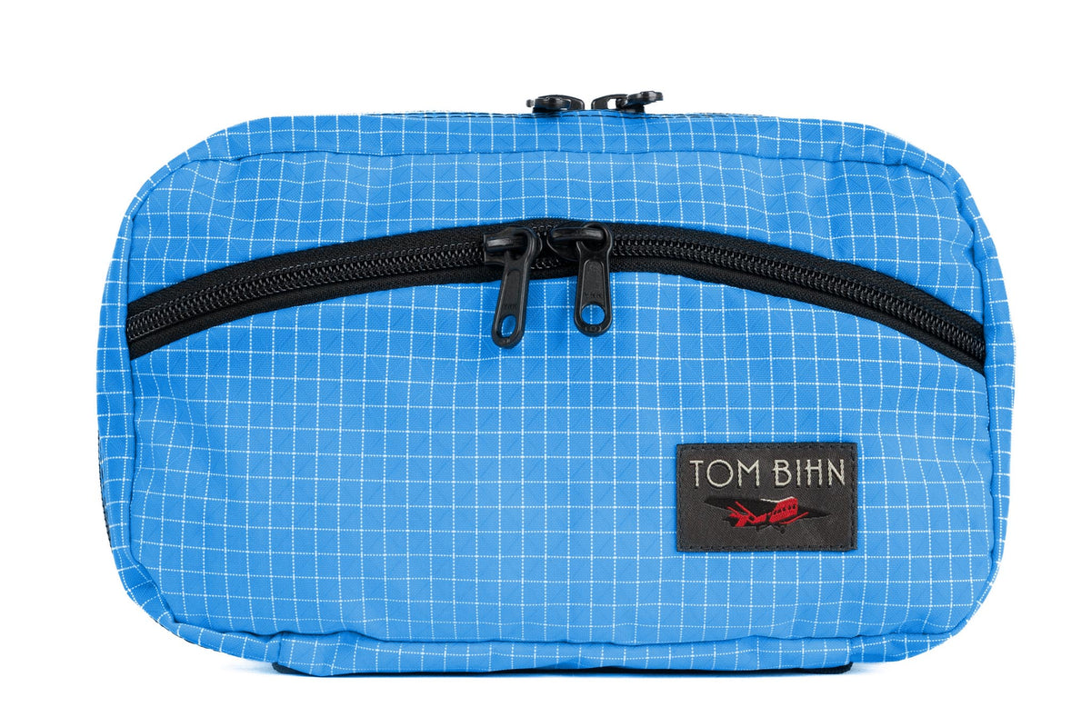 visible variant TB0419-LD^^The front of a Handy Little Thing #2 in Island (bright blue) 200 Halcyon showing the front zipper with two slider and logo at the bottom-right corner.