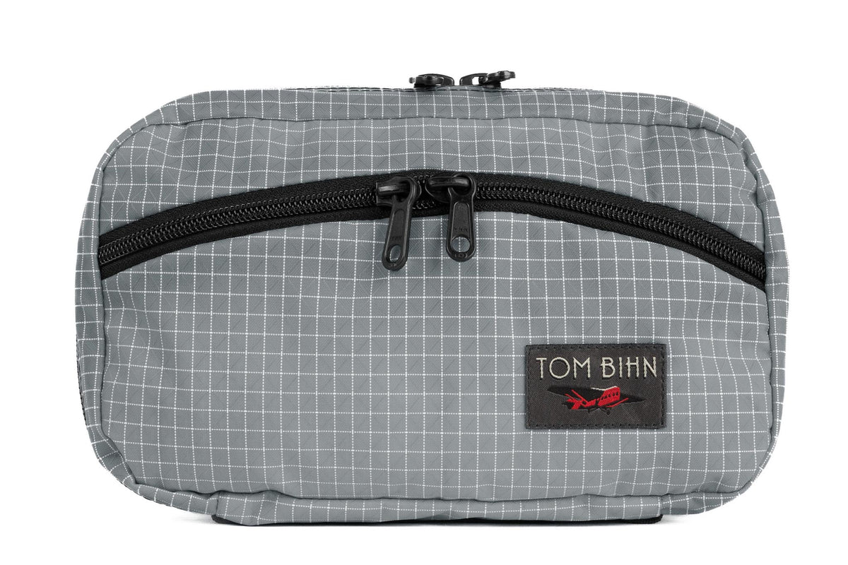 visible variant TB0419-ND^^The front of a Handy Little Thing #2 in Northwest Sky (light grey) 200 Halcyon showing the front zipper with two slider and logo at the bottom-right corner.