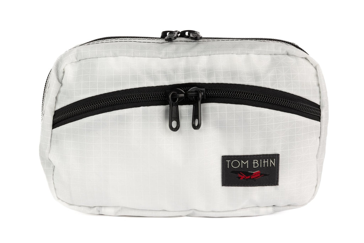visible variant TB0419-TD^^The front of a Handy Little Thing #2 in Tahoma (white with white grid) 200 Halcyon showing the front zipper with two slider and logo at the bottom-right corner.