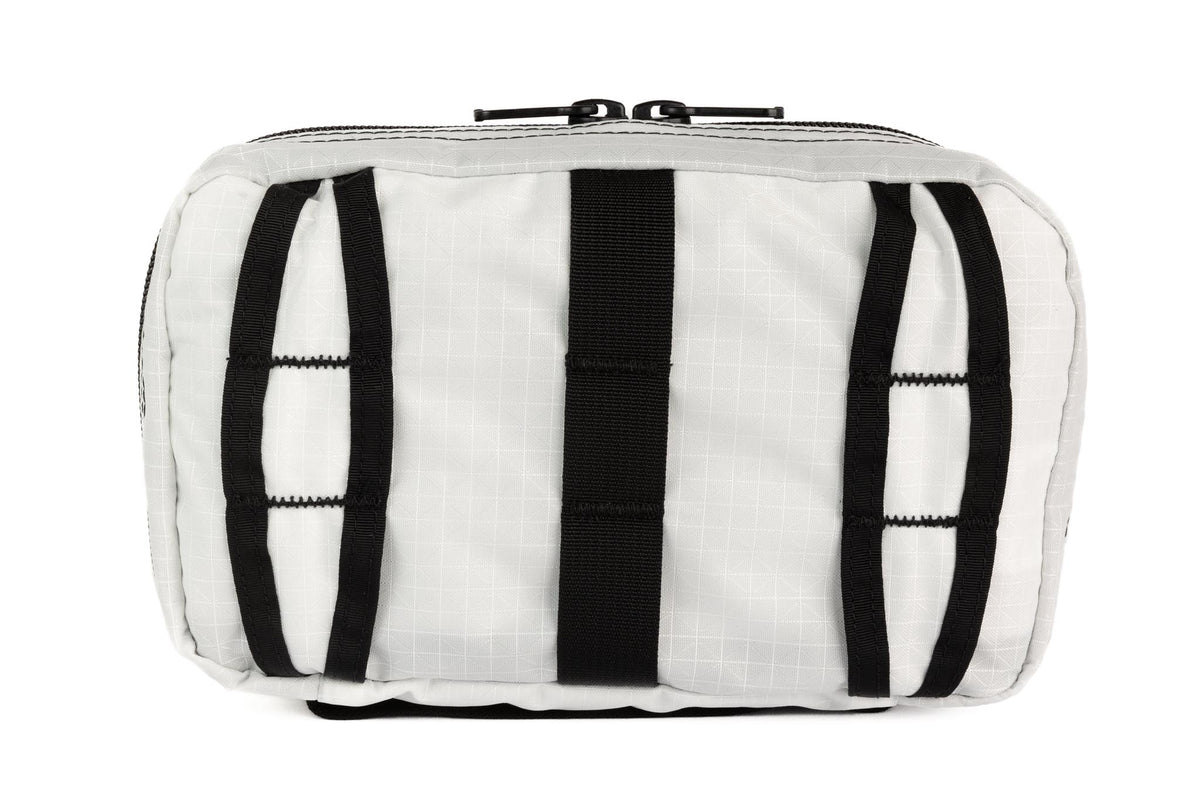 visible variant TB0419-TD^^The rear of a Handy Little Thing #2 in Tahoma (white with white grid) 200 Halcyon showing the front zipper with two slider and logo at the bottom-right corner.