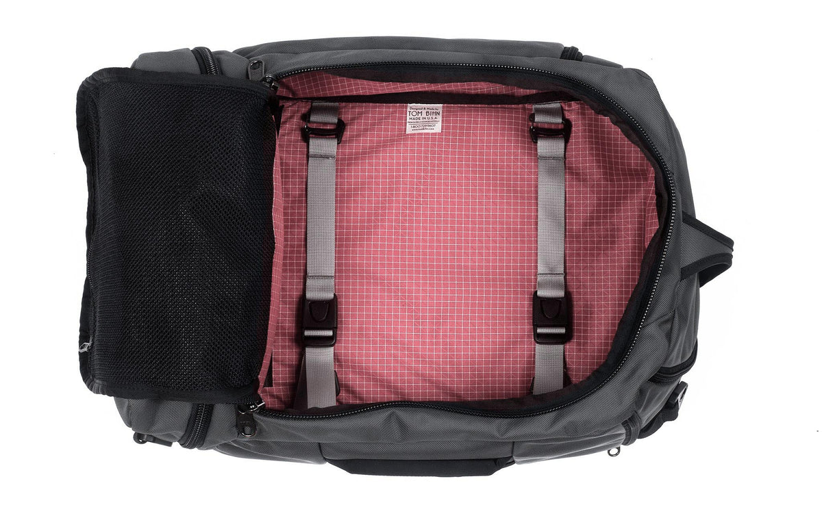 visible variant TB0902-GK4D^^ An open Techonaut 30 with a Nebulous Grey (dark grey) exterior and an Sakura (pale pink) interior.