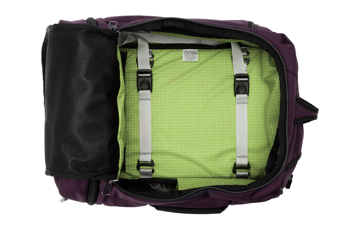 visible variant TB0902-UKHD^^ An open Techonaut 30 with an Aubergine (red-ish purple) exterior and a Honeydew Sky (grey) interior.