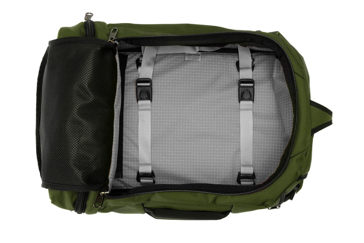 visible variant TB0902-VKND^^ An open Techonaut 30 with a Saguaro (olive green) exterior and an Zest (orange) interior.