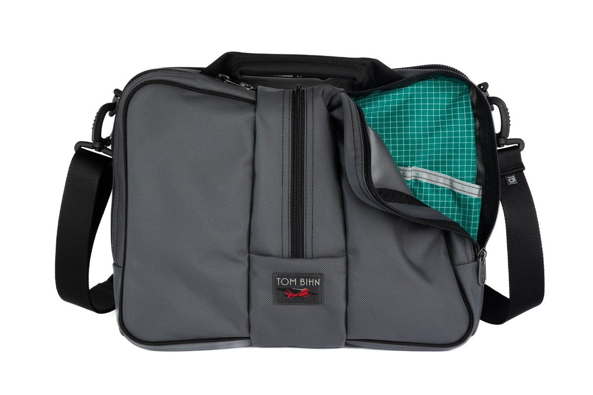 visible variant TB0968-GKED^^Pilot in Nebulous Grey (medium grey) Ballistic with Kelpie (bluish green with white grid) 200 Halcyon interior.