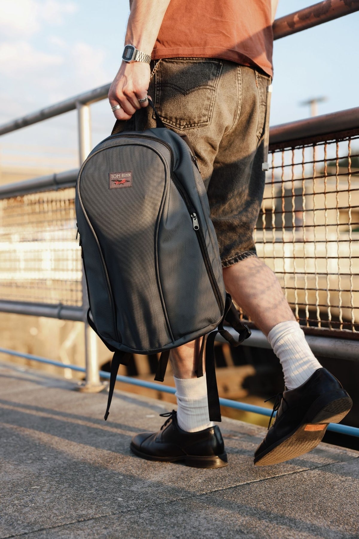 visible lifestyle^^ Person carrying Luminary by grab handle