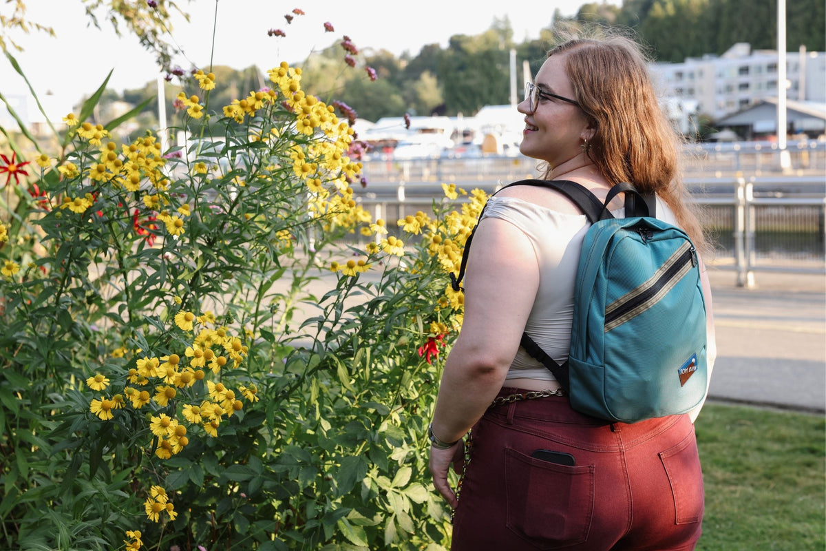 visible lifestyle^^ Person wearing Zeitgeist backpack.