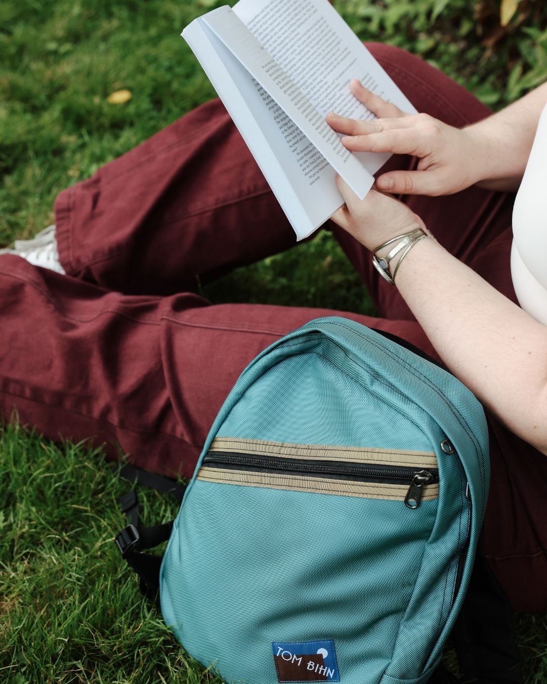 visible lifestyle^^ Person reading next to Zeitgeist backpack.