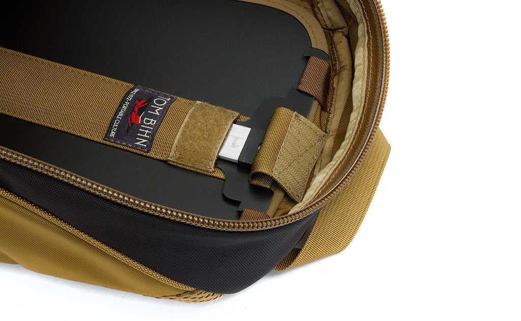 detail visible^^The pull-tab of the removeable frame sheet in the Guide's Edition Synapse 25 open to show the aluminum center stay.