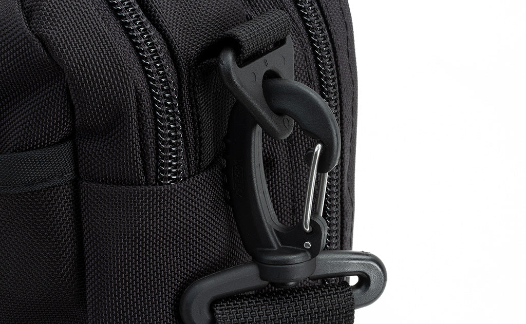 Close-up of the Standard Shoulder Strap snaphook clipped to the Co-Pilot.