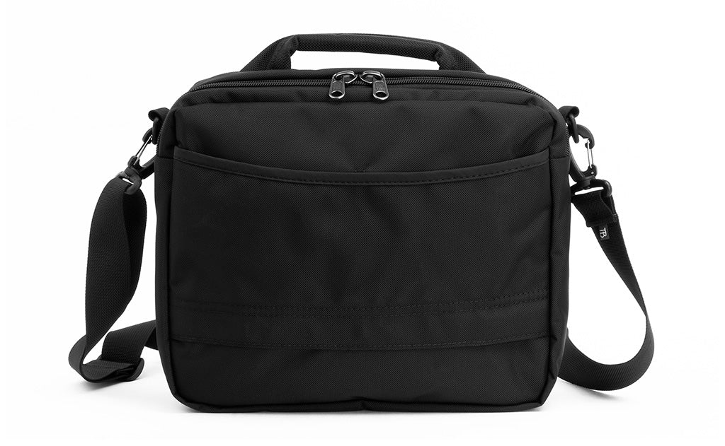 Photo showing the back of the Co-Pilot with its open-top pocket and bottom zipper so it can fit over the handle of rolling luggage.