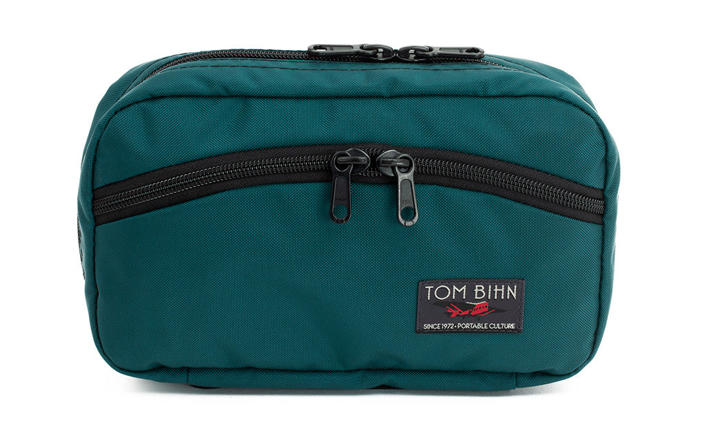 visible variant TB0419-SR^^The front of a Handy Little Thing #2 in Seapine Green (dark green) 630 Recycled showing the front zipper with two slider and logo at the bottom-right corner.