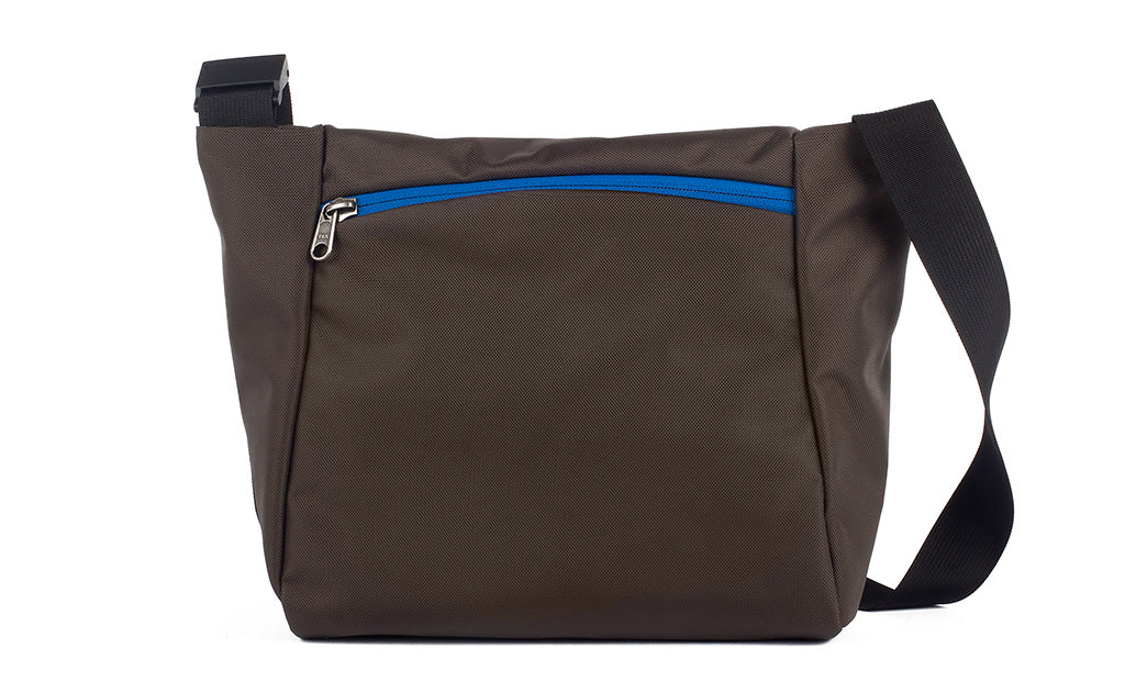 visible variant TB1415-RKLZ^^Reverse shot of an Icon in Black 525 Ballistic with Island (blue) zippers.