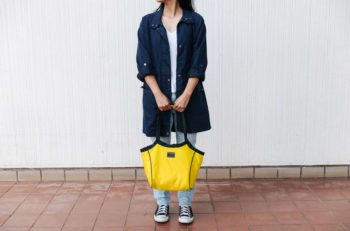 lifestyle visible^^Person carrying the Small Original Shop Bag in Canary.
