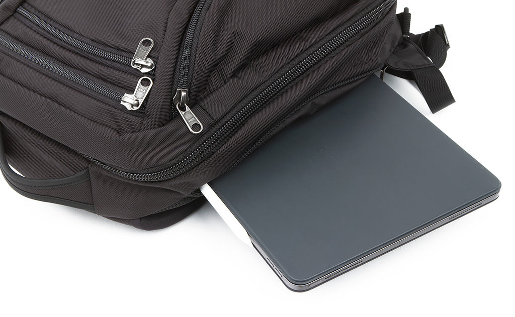 laptop going into Synik 22 laptop pocket