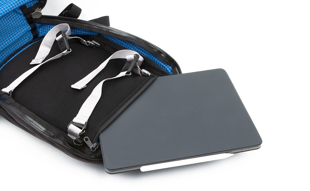 Laptop going in through internal access to laptop pocket