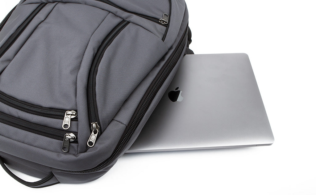 A laptop in the laptop compartment of the Synik 30. 
