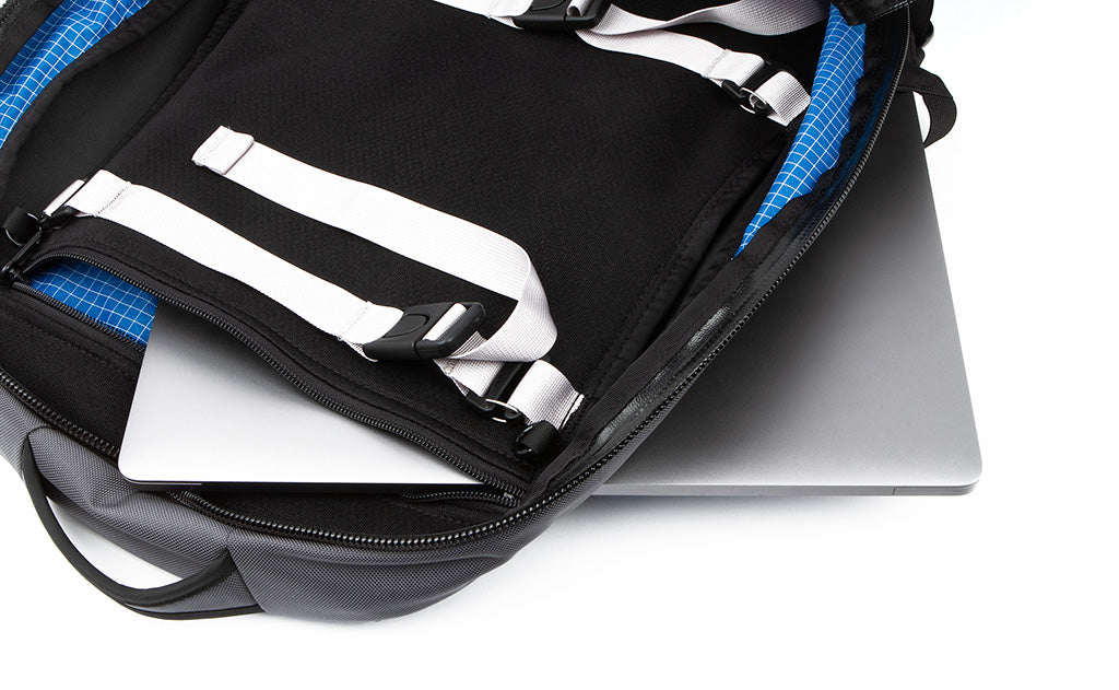 A laptop in the laptop compartment of the Synik 30. 