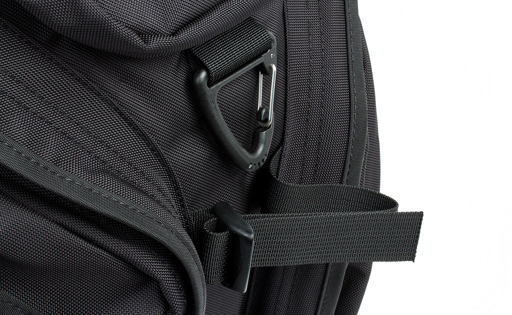 A close shot of the top front cinch strap and d-ring between the front pockets.