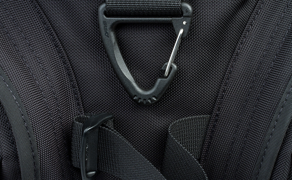 A close shot of the d-ring on the front of the bag.