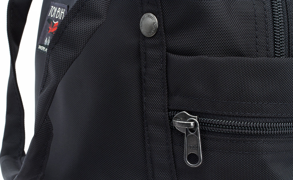 ^^A close shot of the metal snaps on the Pop Tote.