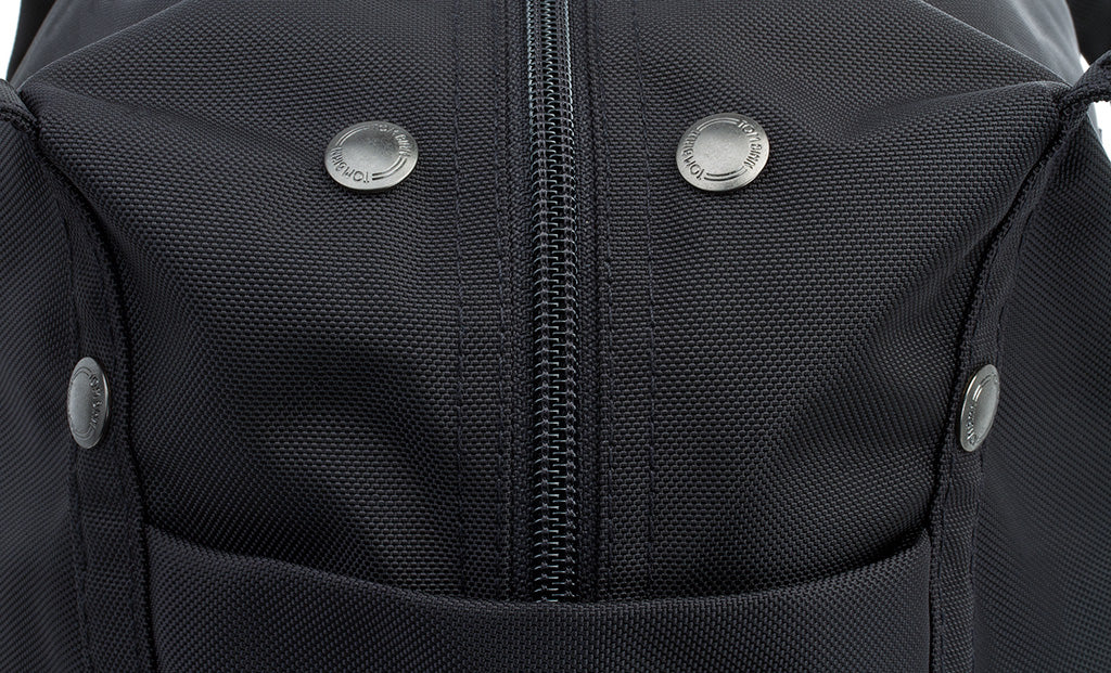^^A close shot of the zipper on the Pop Tote.
