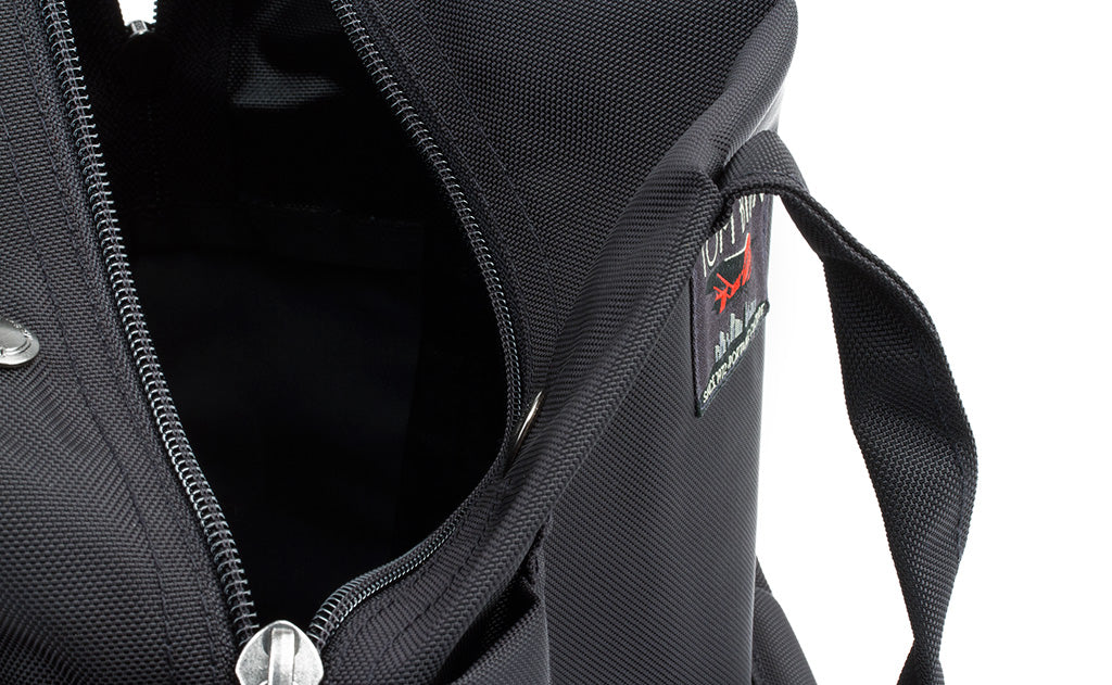 ^^A close shot of the main compartment zipper on the Pop Tote.
