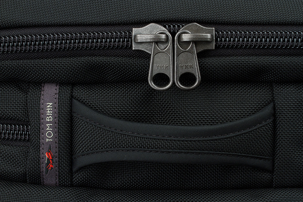 A close shot of the main compartment zipper chain.