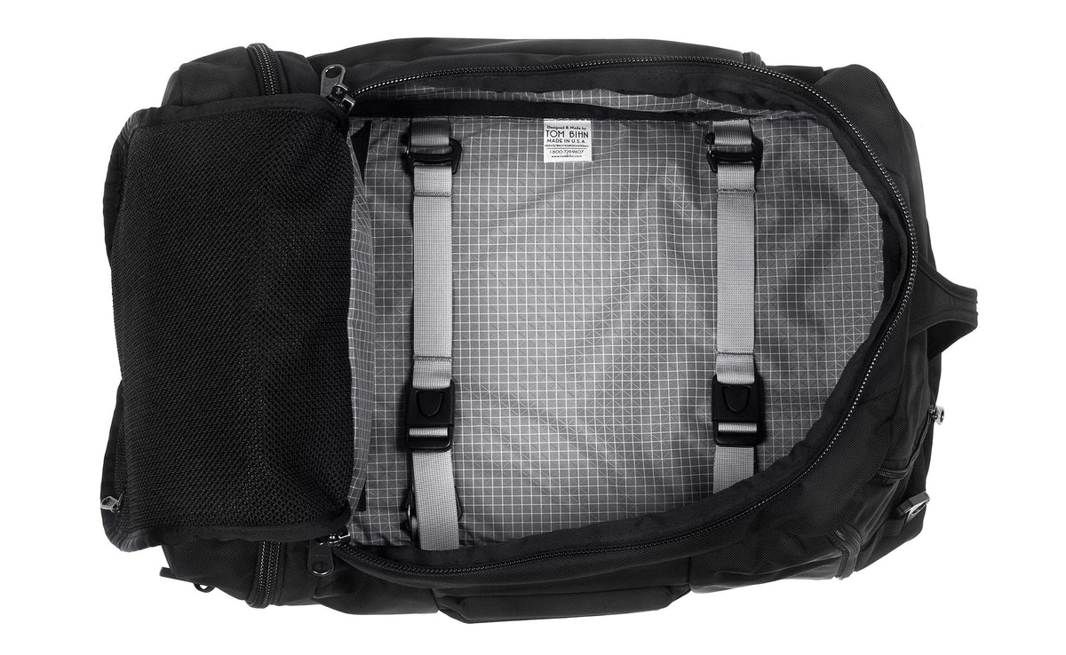 visible variant TB0902-BKND TB0902-BBND^^ An open Techonaut 30 with a Black exterior and a Northwest Sky (grey) interior.