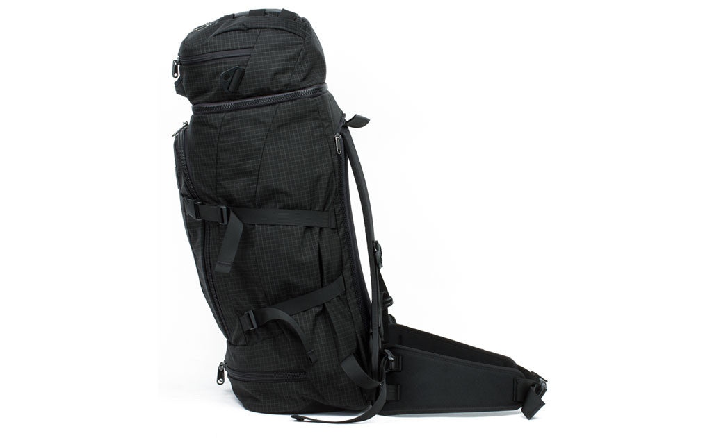 visible variant TB0907-BHID TB0907-BHND^^The Hero's Journey in Black (black with grey grid) 400 Halcyon with the hip belt connected.