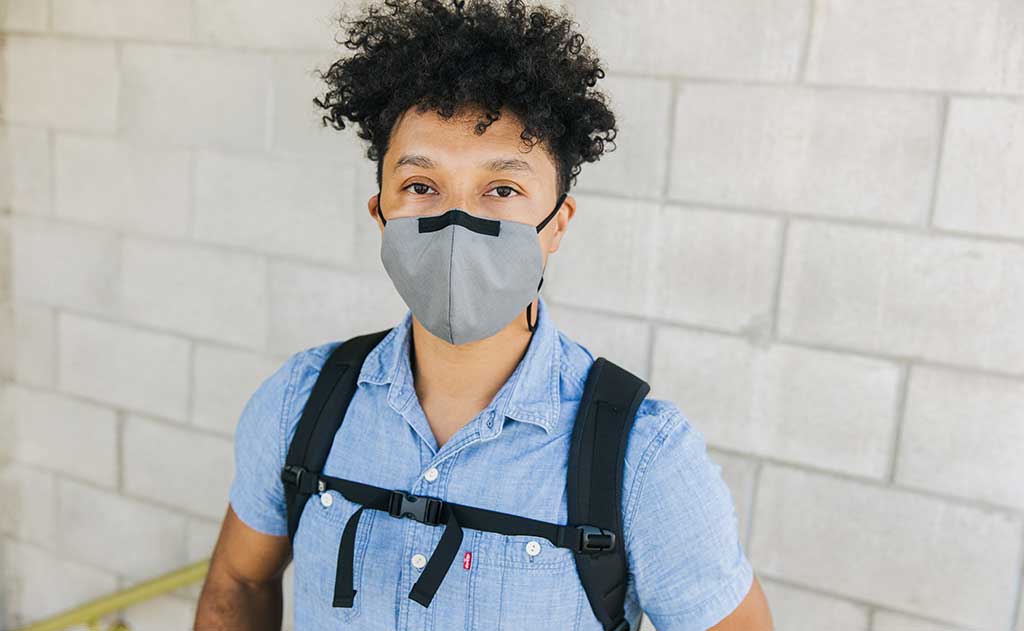 visible variant ME00011-GO^^Person wearing the V5 Mask, True Grey, in size Medium/Large.