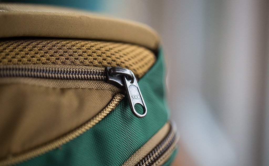 detail visible^^A close shot of the laptop zipper and mesh back of the Guide's Edition Synik 22.