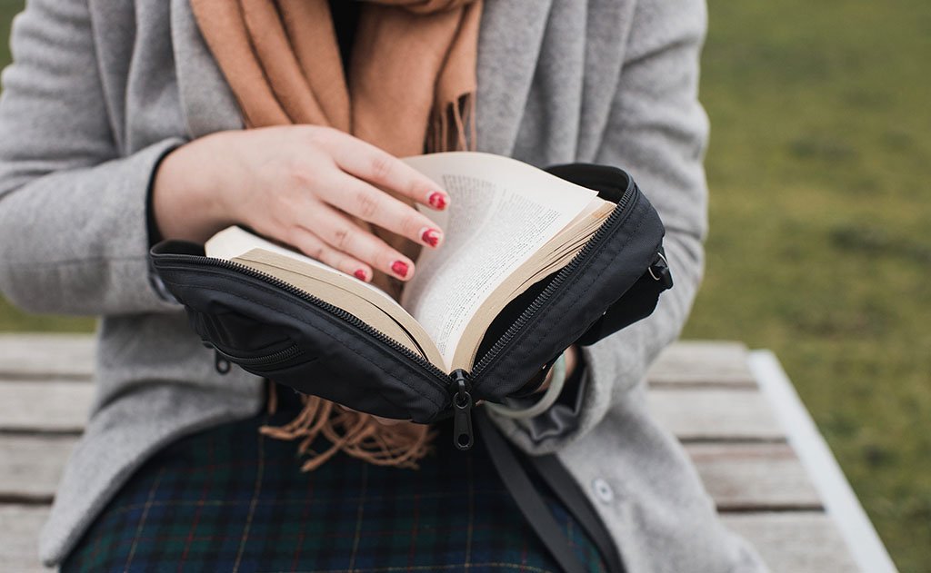 visible lifestyle ^^ A person holding a HLT2 open like a book.