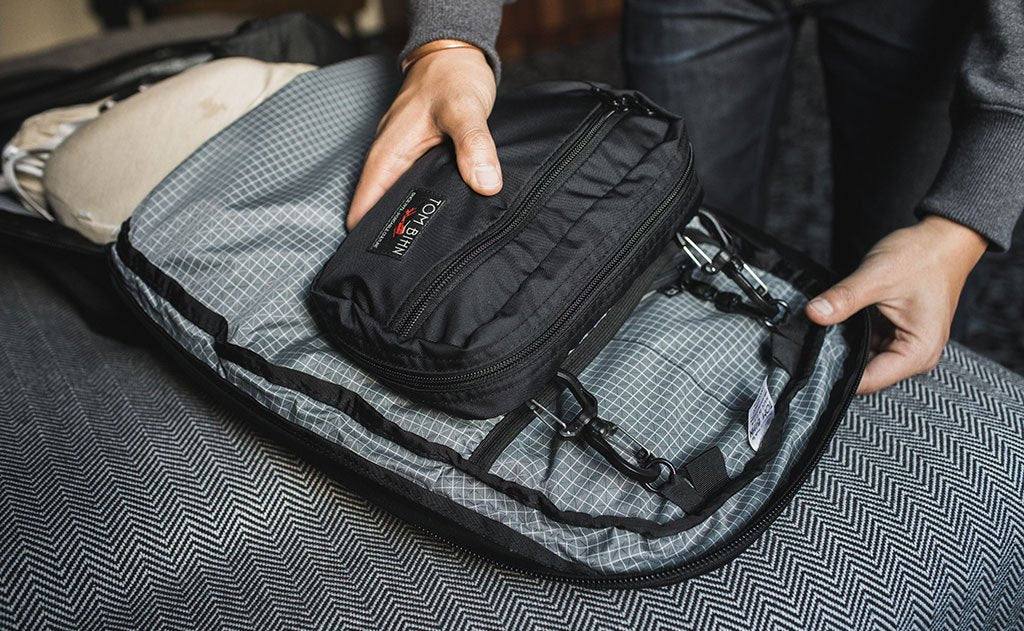 visible lifestyle ^^ A HLT2 attached into the main compartment of the Synik 30 with carabiners.