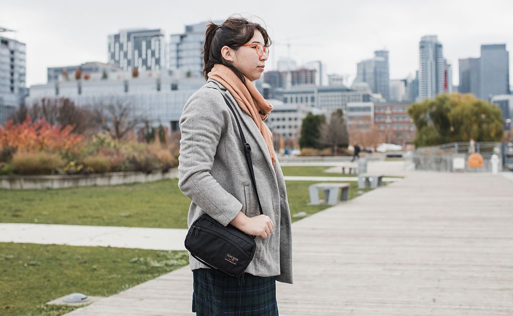 visible lifestyle ^^ A person wearing the HLT2 with a shoulder strap.